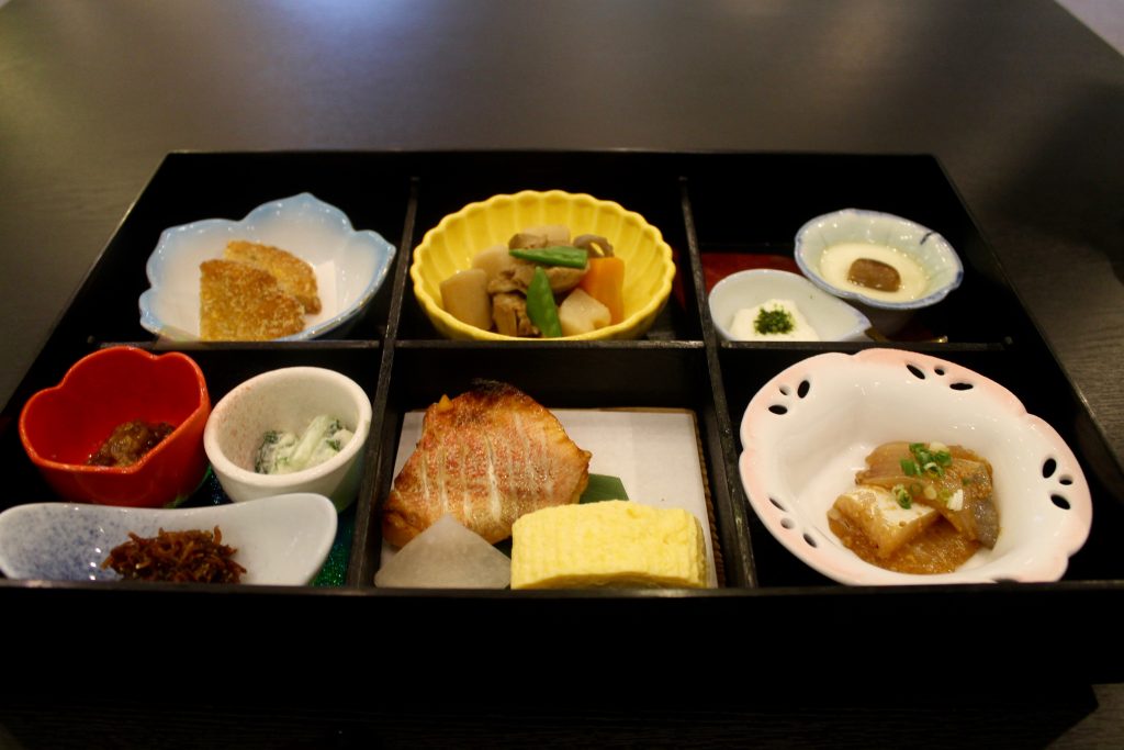 Petit déjeuner servi au ryokan Kurodaya dans la ville thermale de Beppu, préfecture d'Oita, Japon