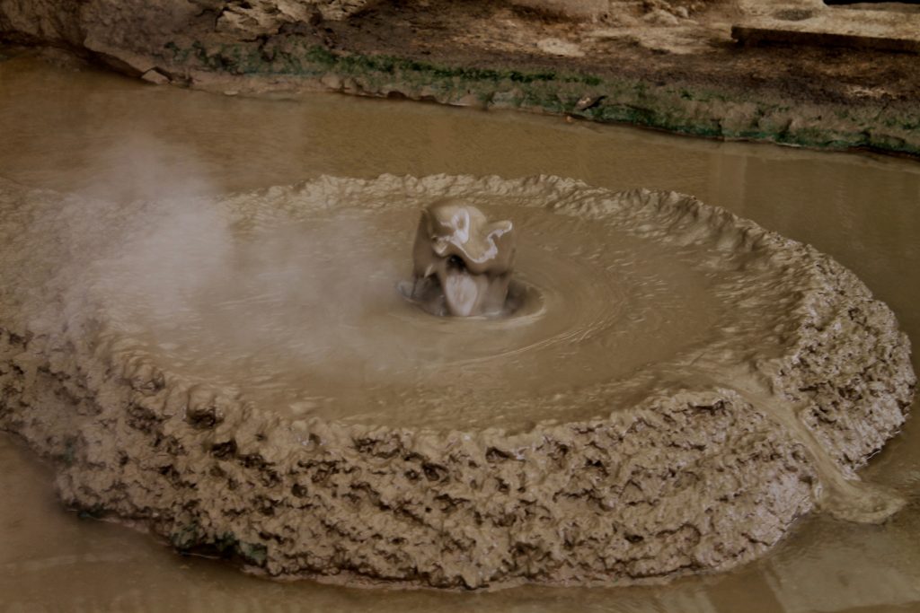 Bain de boue dans les "enfers" de la ville thermale de Beppu, préfecture d'Oita, Japon