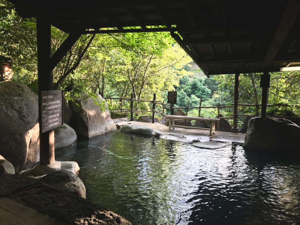 Rotenburo au Ryokan Sanso-Tensui à Amagase Onsen dans la préfecture d'Oita, Kyushu, Japon