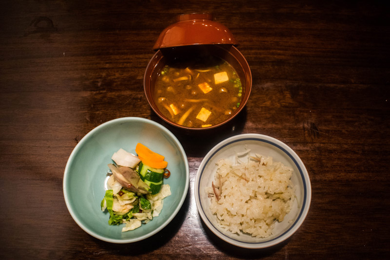 Riz, légumes et soupe miso au restaurant Yunotake-an à Yufuin, préfecture d'Oita, Japon