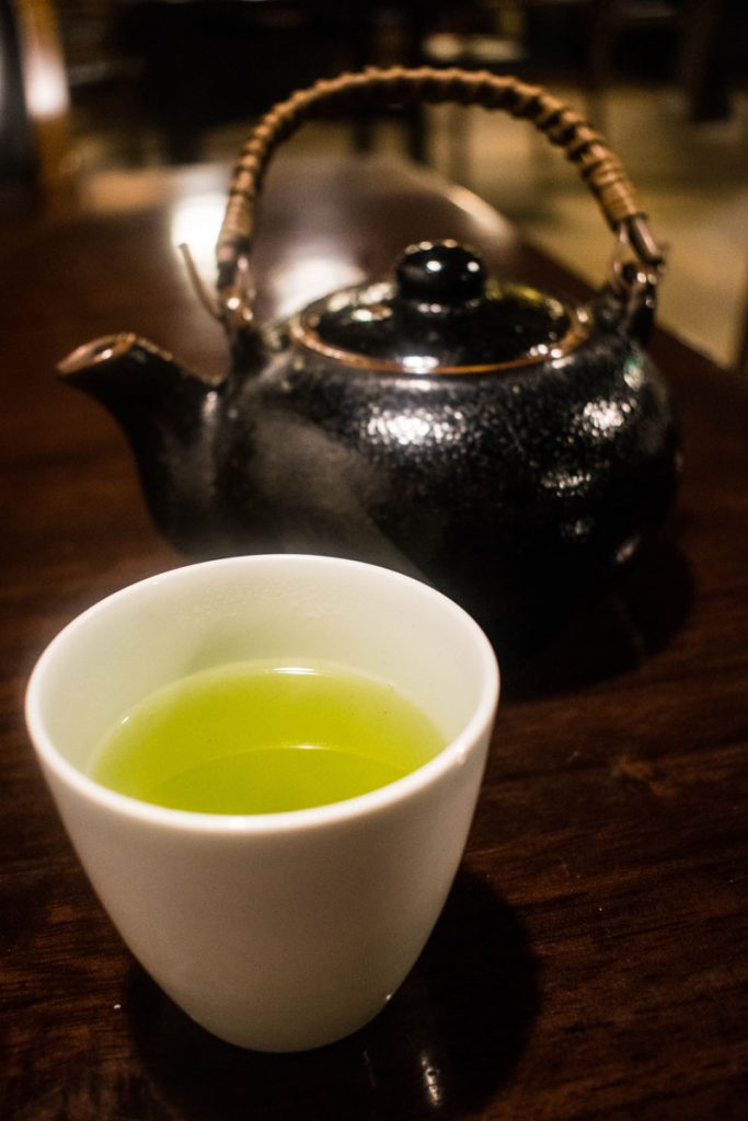 Un thé vert servi au restaurant Yunotake-an à Yufuin, préfecture d'Oita, Japon