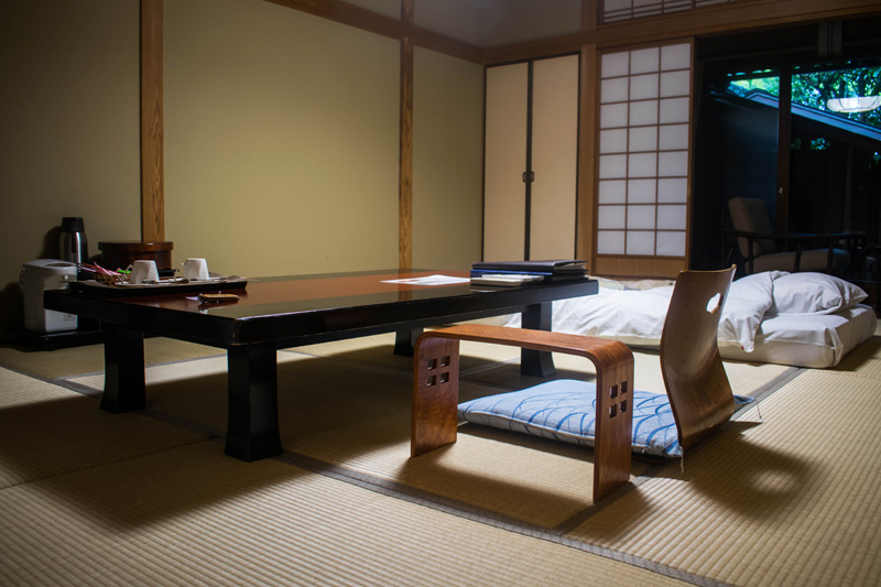 Table basse et futon dans l'une des chambre du ryokan Tanokura à Yufuin, préfecture d'Oita, Japon