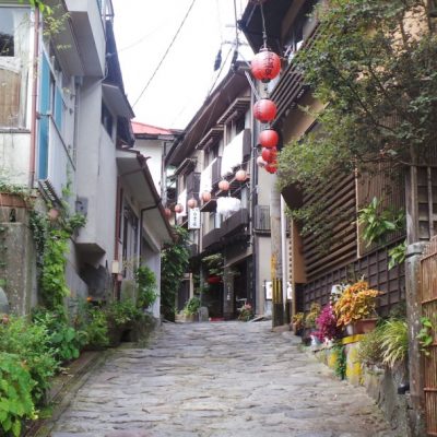 Les rues du petit village de Yunohira à côté de Yufuin sur l'île de Kyushu