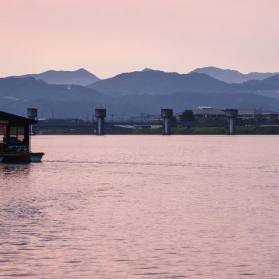 Dormir à Hita Ryokan Sanyoka et dîner sur la riviere