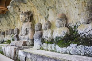 Les Bouddhas sculptés dans la pierre à Usuki dans la préfécture d'Oita