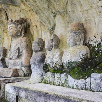 Les Bouddhas sculptés dans la pierre à Usuki dans la préfécture d'Oita
